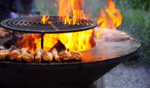 Feuerstelle mit frisch gegrilltem
