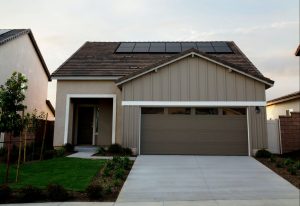 Schöne Garage im Sonnenlicht