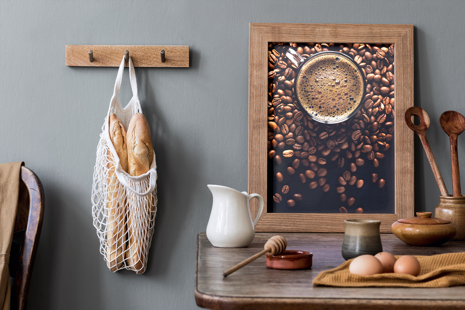 Poster mit Kaffeebohnen und Tasse Kaffe in der Küche