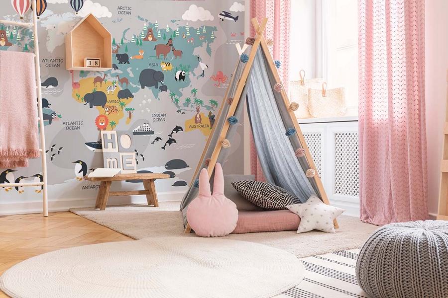 Bunte Fototapete mit Weltkarte im Kinderzimmer mit Tipi-Zelt